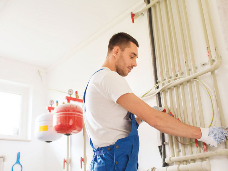 Técnico Reparando Acumuladores Baxiroca